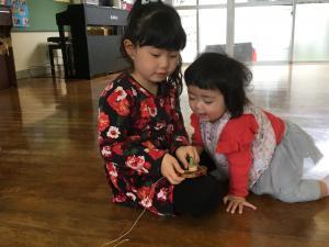 糸ごまに糸を巻き付けている様子